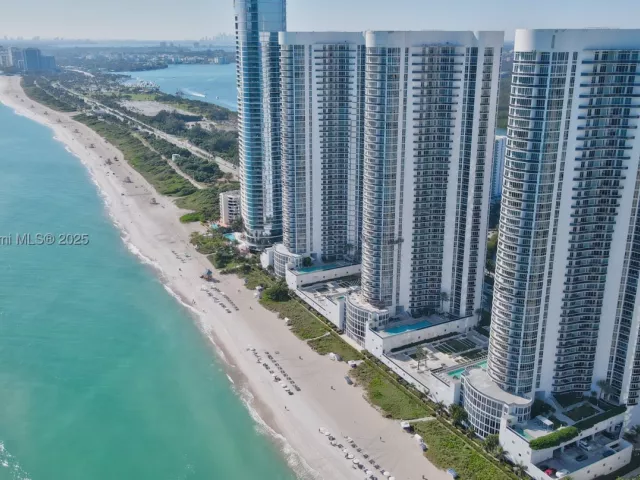 3-bedroom condo for rent in Sunny Isles Beach - 16001 Collins Ave 907 - MondialRealty