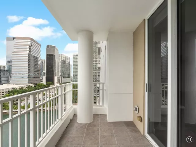 3-bedroom condo for sale in Miami - 701 Brickell Key Blvd 1603 - MondialRealty