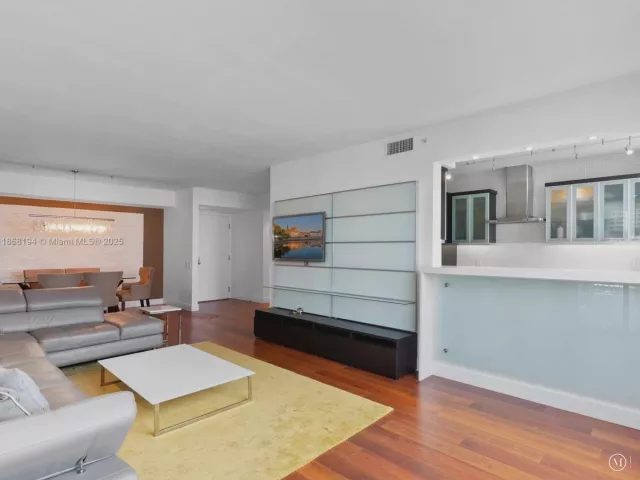 3-bedroom condo for sale in Miami - 701 Brickell Key Blvd 1603 - MondialRealty