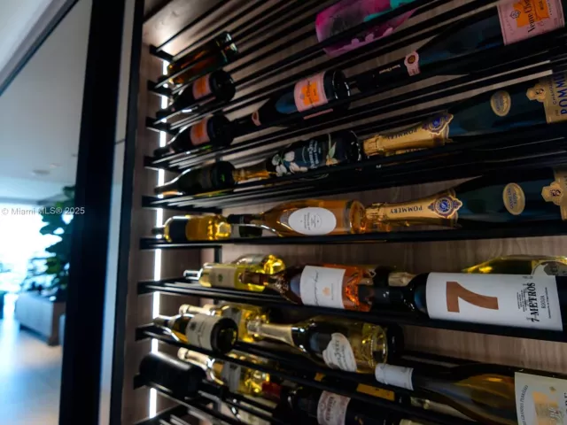 4-bedroom condo for sale in Miami - 1000 Biscayne Blvd 3502 - MondialRealty