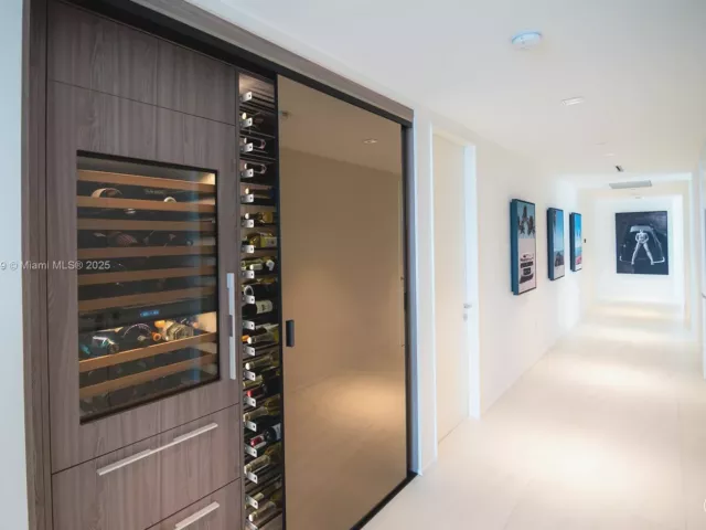 4-bedroom condo for sale in Miami - 1000 Biscayne Blvd 3502 - MondialRealty