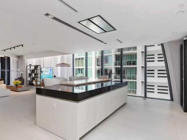 4-bedroom condo for sale in Miami - 1000 Biscayne Blvd 3502 - MondialRealty