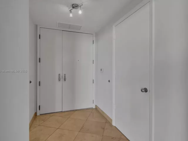 2-bedroom condo for rent in Miami - 848 Brickell Key Dr 2602 - MondialRealty