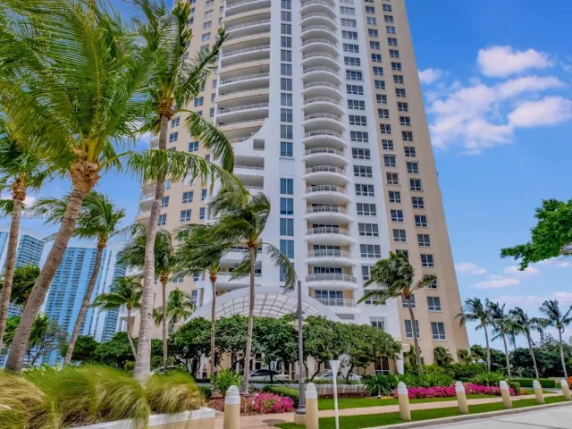 2-bedroom condo for rent in Miami - 848 Brickell Key Dr 2602 - MondialRealty