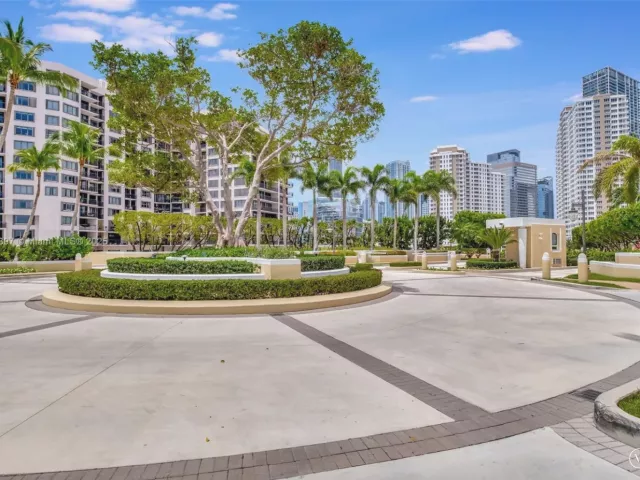 2-bedroom condo for rent in Miami - 848 Brickell Key Dr 2602 - MondialRealty