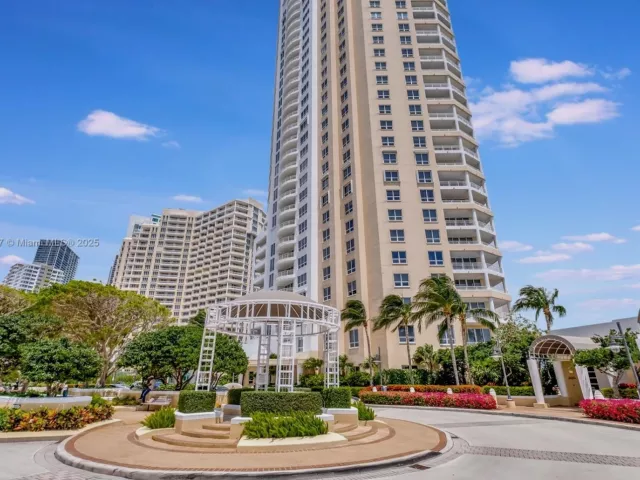 2-bedroom condo for rent in Miami - 848 Brickell Key Dr 2602 - MondialRealty