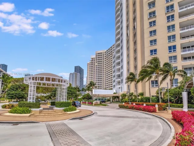 2-bedroom condo for rent in Miami - 848 Brickell Key Dr 2602 - MondialRealty
