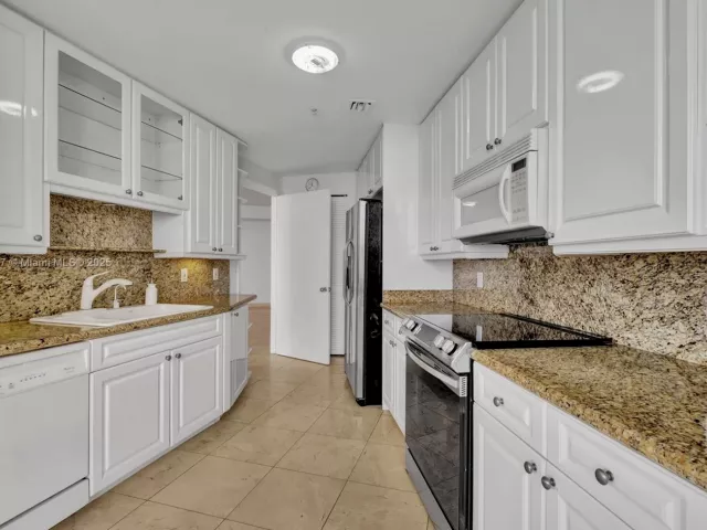 2-bedroom condo for rent in Miami - 848 Brickell Key Dr 2602 - MondialRealty