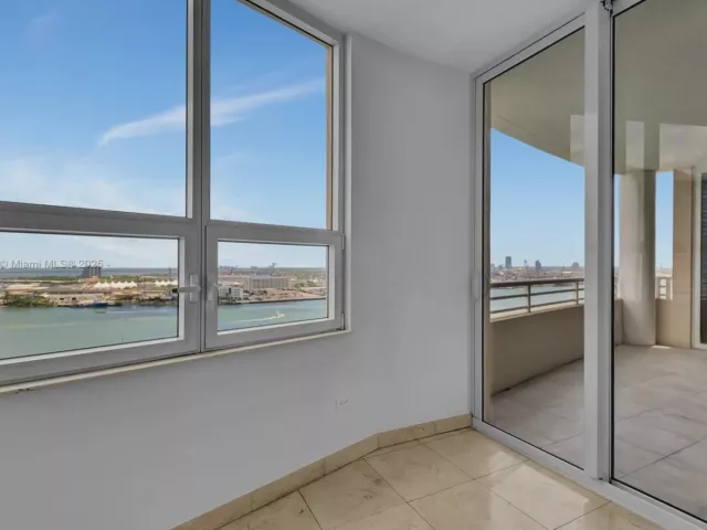 2-bedroom condo for rent in Miami - 848 Brickell Key Dr 2602 - MondialRealty