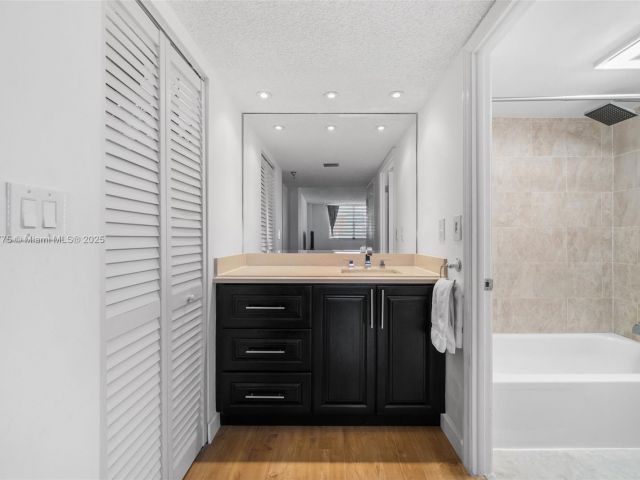 Apartment for rent  Unit #1914 - photo 7437168