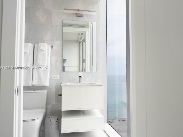 4-bedroom condo for sale in Sunny Isles Beach - 18501 Collins Ave 1104 - MondialRealty