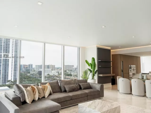 4-bedroom condo for sale in Sunny Isles Beach - 18501 Collins Ave 1104 - MondialRealty
