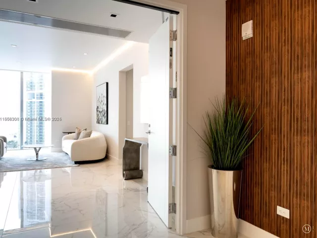 4-bedroom condo for sale in Sunny Isles Beach - 18501 Collins Ave 1104 - MondialRealty