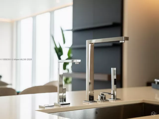 4-bedroom condo for sale in Sunny Isles Beach - 18501 Collins Ave 1104 - MondialRealty