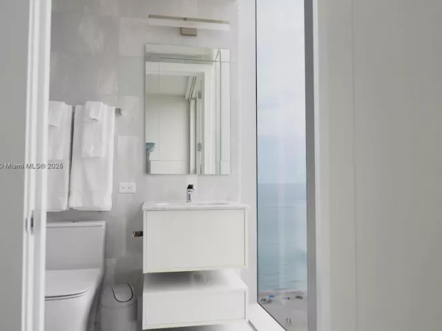 4-bedroom condo for sale in Sunny Isles Beach - 18501 Collins Ave 1104 - MondialRealty