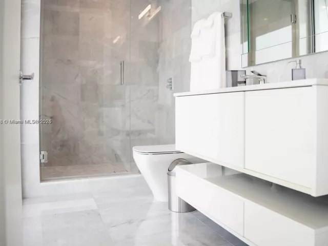 4-bedroom condo for sale in Sunny Isles Beach - 18501 Collins Ave 1104 - MondialRealty