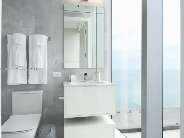 4-bedroom condo for sale in Sunny Isles Beach - 18501 Collins Ave 1104 - MondialRealty