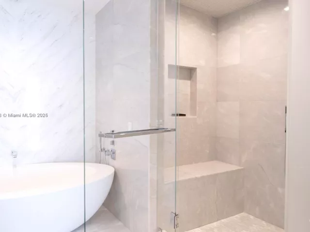 4-bedroom condo for sale in Sunny Isles Beach - 18501 Collins Ave 1104 - MondialRealty