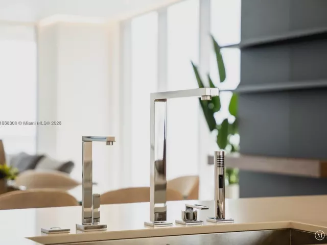 4-bedroom condo for sale in Sunny Isles Beach - 18501 Collins Ave 1104 - MondialRealty