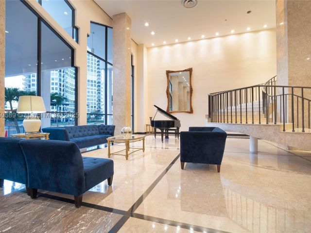 1-bedroom condo for sale in Miami Beach - 5601 Collins Ave 1204 - MondialRealty