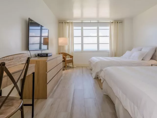 1-bedroom condo for sale in Miami Beach - 5601 Collins Ave 1204 - MondialRealty