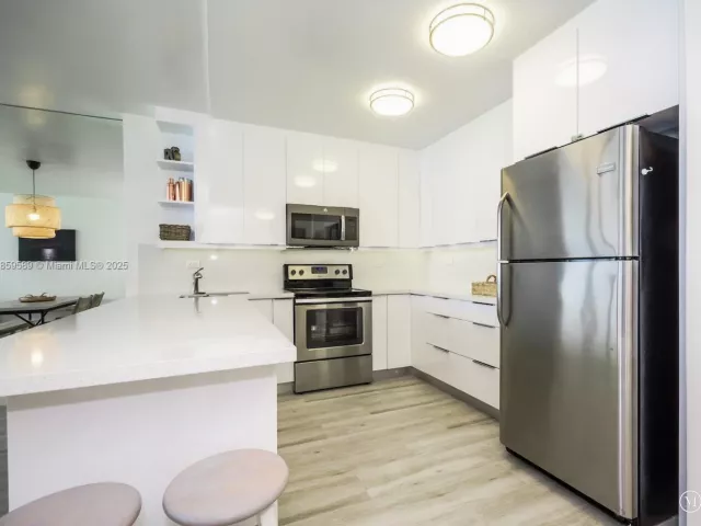 1-bedroom condo for sale in Miami Beach - 5601 Collins Ave 1204 - MondialRealty