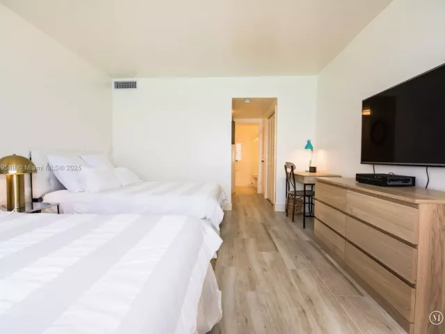 1-bedroom condo for sale in Miami Beach - 5601 Collins Ave 1204 - MondialRealty