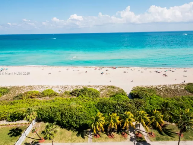 1-bedroom condo for sale in Miami Beach - 5601 Collins Ave 1204 - MondialRealty