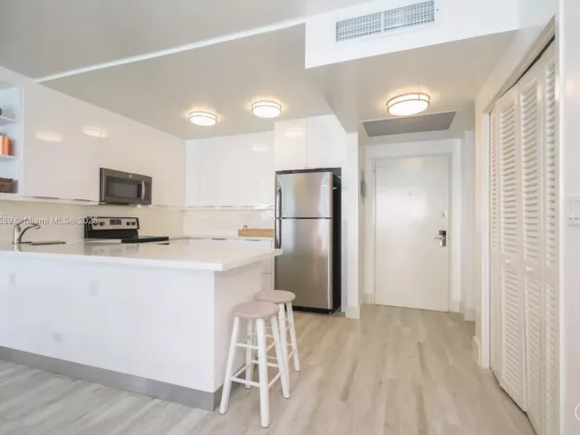 1-bedroom condo for sale in Miami Beach - 5601 Collins Ave 1204 - MondialRealty