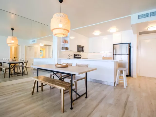 1-bedroom condo for sale in Miami Beach - 5601 Collins Ave 1204 - MondialRealty