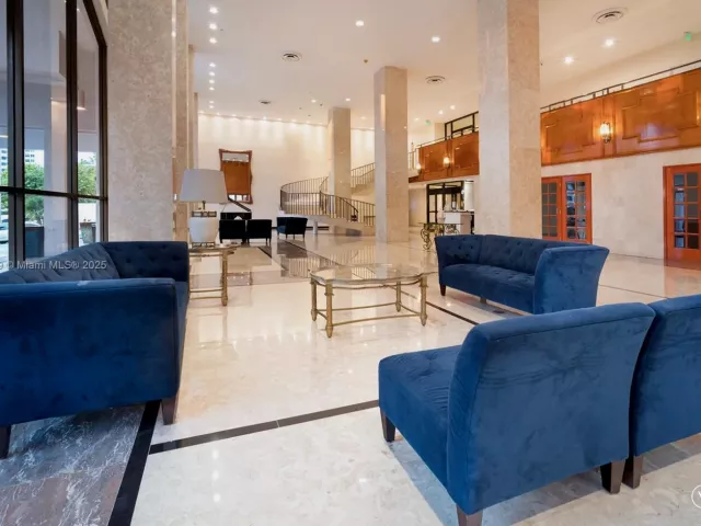 1-bedroom condo for sale in Miami Beach - 5601 Collins Ave 1204 - MondialRealty
