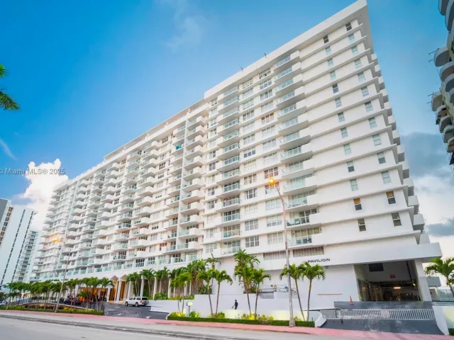1-bedroom condo for sale in Miami Beach - 5601 Collins Ave 1204 - MondialRealty