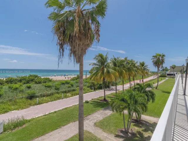 1-bedroom condo for sale in Miami Beach - 5601 Collins Ave 1204 - MondialRealty