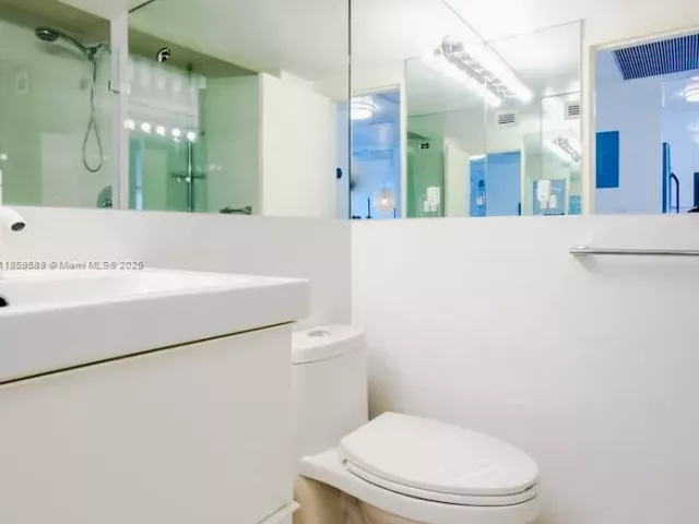 1-bedroom condo for sale in Miami Beach - 5601 Collins Ave 1204 - MondialRealty