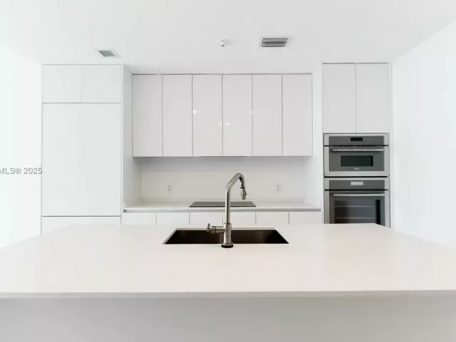 3-bedroom condo for rent in Miami - 700 NE 24th St 2705 - MondialRealty