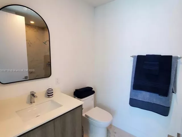 2-bedroom condo for sale in Sunny Isles Beach - 17550 Collins Ave 1403 - MondialRealty