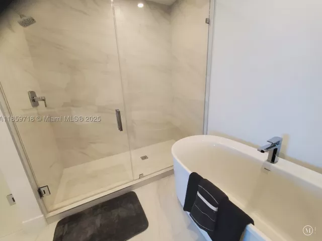 2-bedroom condo for sale in Sunny Isles Beach - 17550 Collins Ave 1403 - MondialRealty