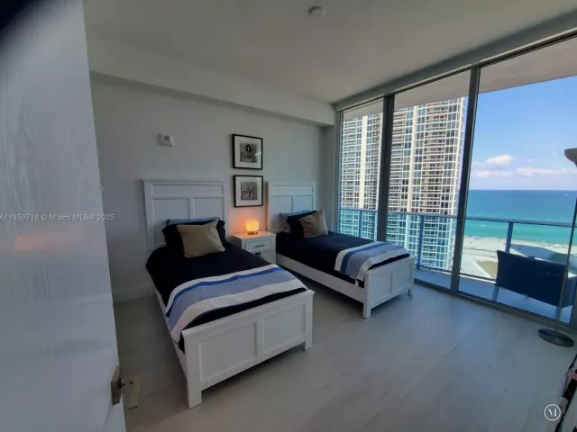 2-bedroom condo for sale in Sunny Isles Beach - 17550 Collins Ave 1403 - MondialRealty