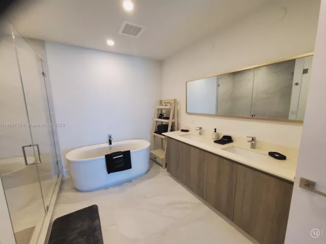 2-bedroom condo for sale in Sunny Isles Beach - 17550 Collins Ave 1403 - MondialRealty