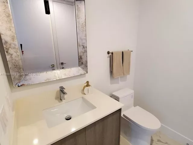 2-bedroom condo for sale in Sunny Isles Beach - 17550 Collins Ave 1403 - MondialRealty