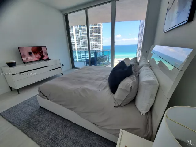 2-bedroom condo for sale in Sunny Isles Beach - 17550 Collins Ave 1403 - MondialRealty