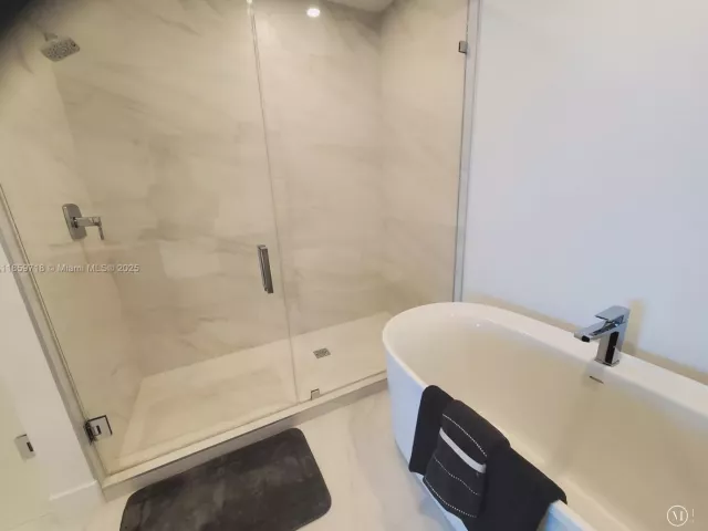 2-bedroom condo for sale in Sunny Isles Beach - 17550 Collins Ave 1403 - MondialRealty