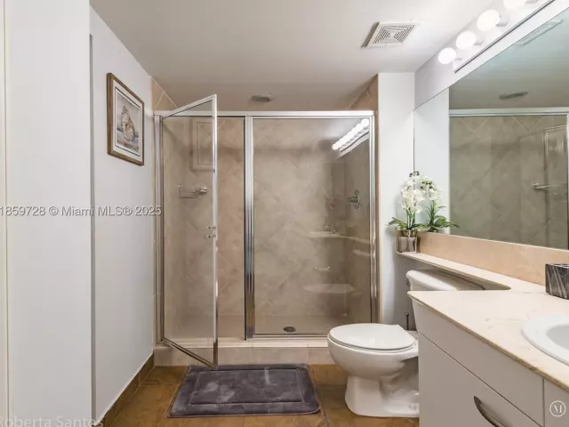 2-bedroom condo for sale in Hallandale Beach - 2080 S Ocean Dr 602 - MondialRealty