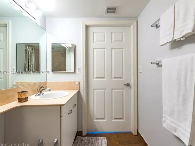 2-bedroom condo for sale in Hallandale Beach - 2080 S Ocean Dr 602 - MondialRealty