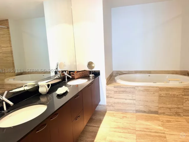 3-bedroom condo for rent in Sunny Isles Beach - 16001 Collins Ave 1402 - MondialRealty