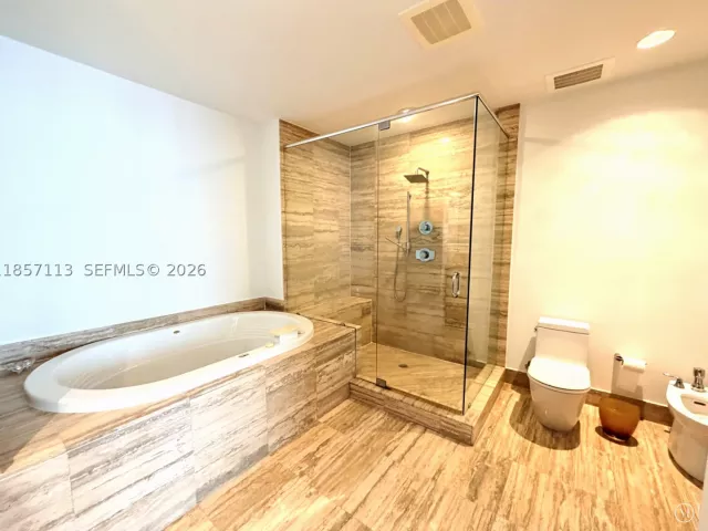 3-bedroom condo for rent in Sunny Isles Beach - 16001 Collins Ave 1402 - MondialRealty