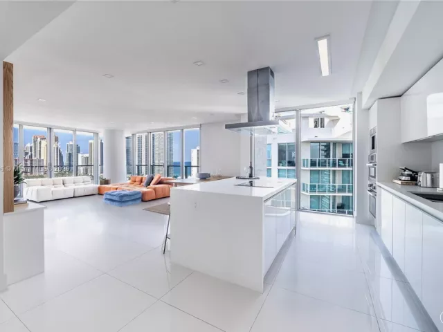 3-bedroom condo for rent in Sunny Isles Beach - 300 Sunny Isles Blvd 4-1901 - MondialRealty