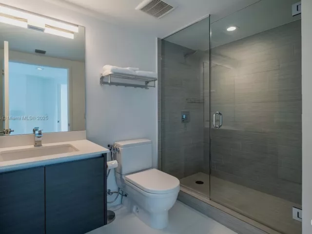 3-bedroom condo for rent in Sunny Isles Beach - 300 Sunny Isles Blvd 4-1901 - MondialRealty