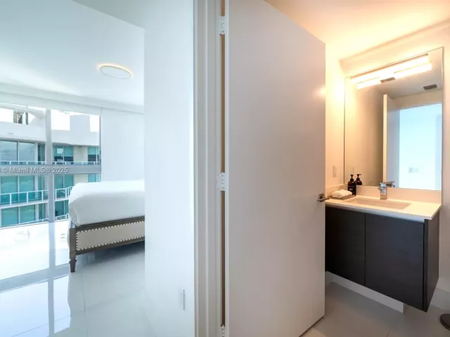 3-bedroom condo for rent in Sunny Isles Beach - 300 Sunny Isles Blvd 4-1901 - MondialRealty