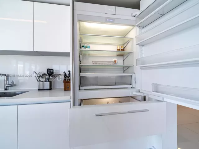 3-bedroom condo for rent in Sunny Isles Beach - 300 Sunny Isles Blvd 4-1901 - MondialRealty